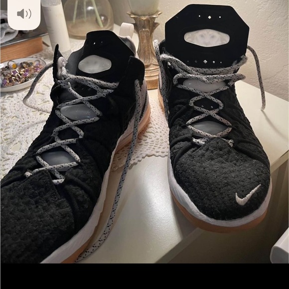 Basketball shoes - Picture 2 of 3